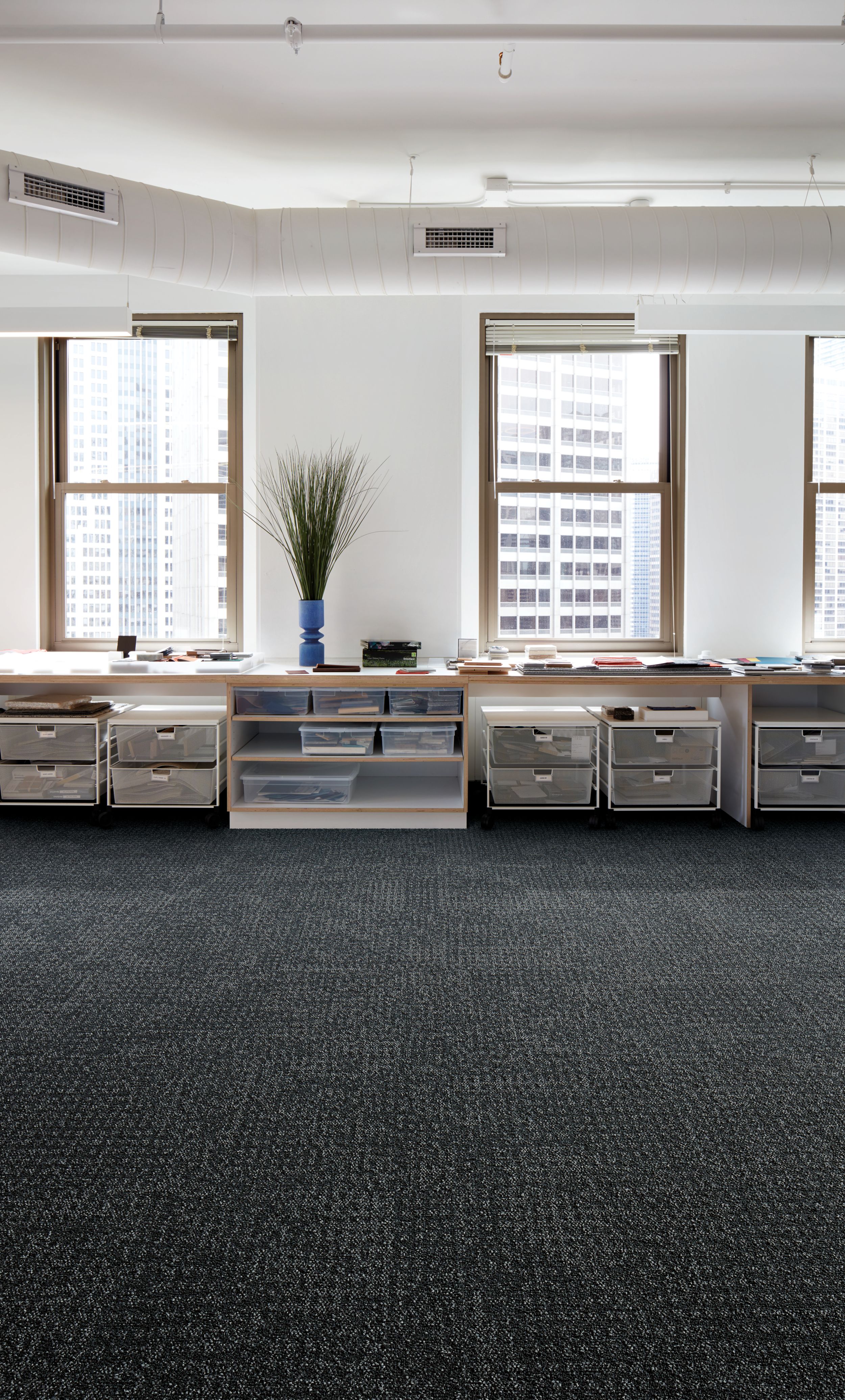 Interface Wheler Street carpet tile in office filing area  número de imagen 1